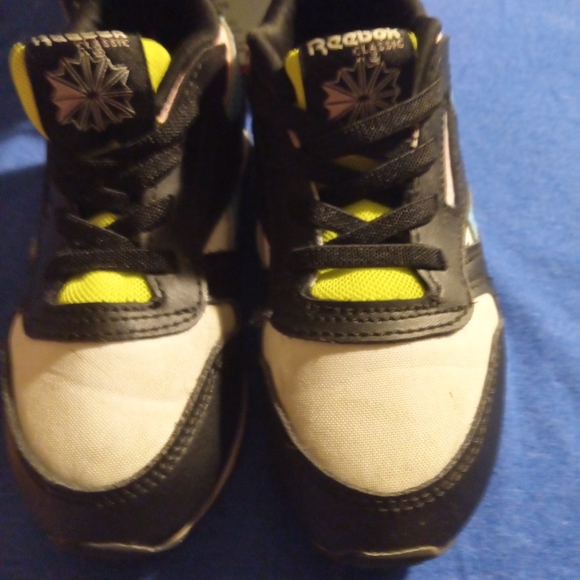 Kids size 10 Reebook shoes $15 - Picture 8 of 8